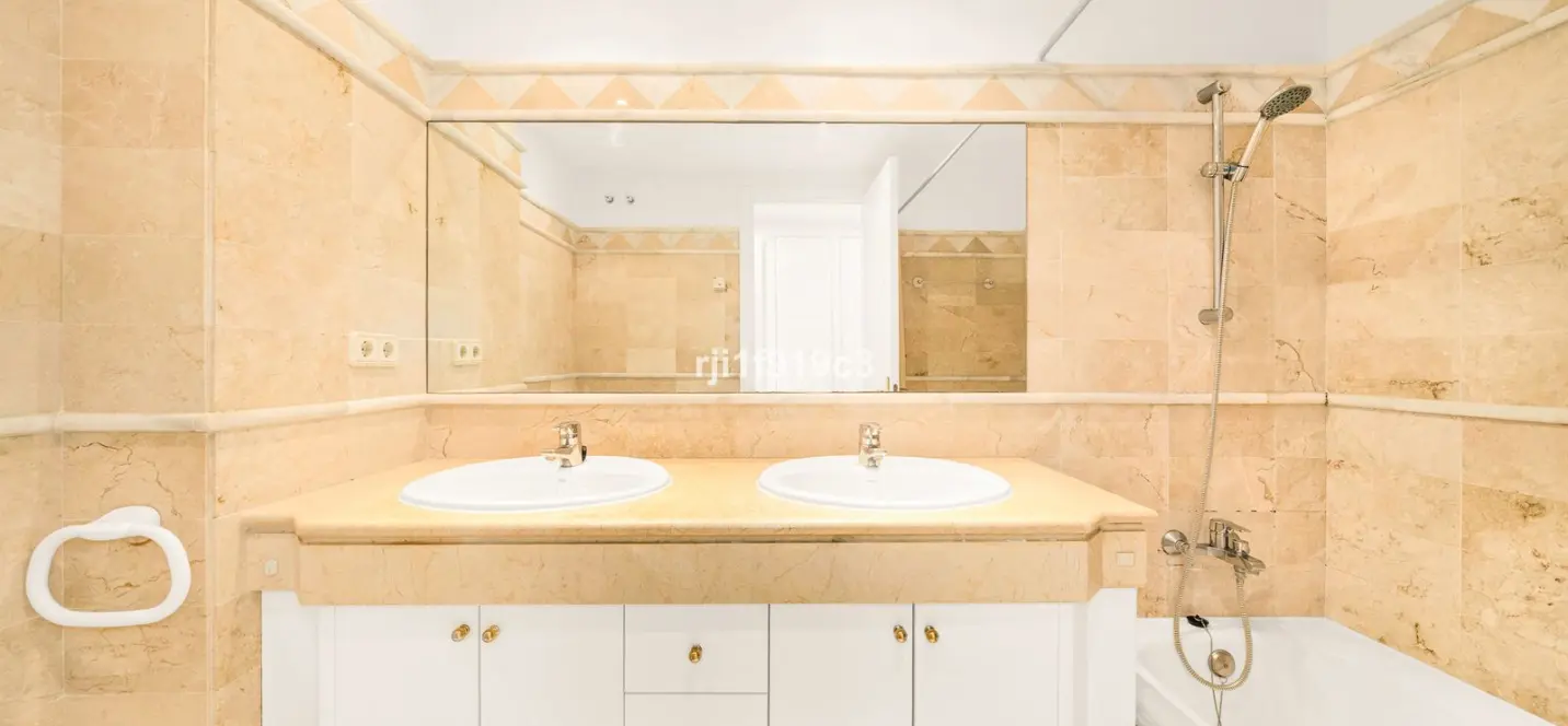 Sale of ground floor apartment in Elviria 4