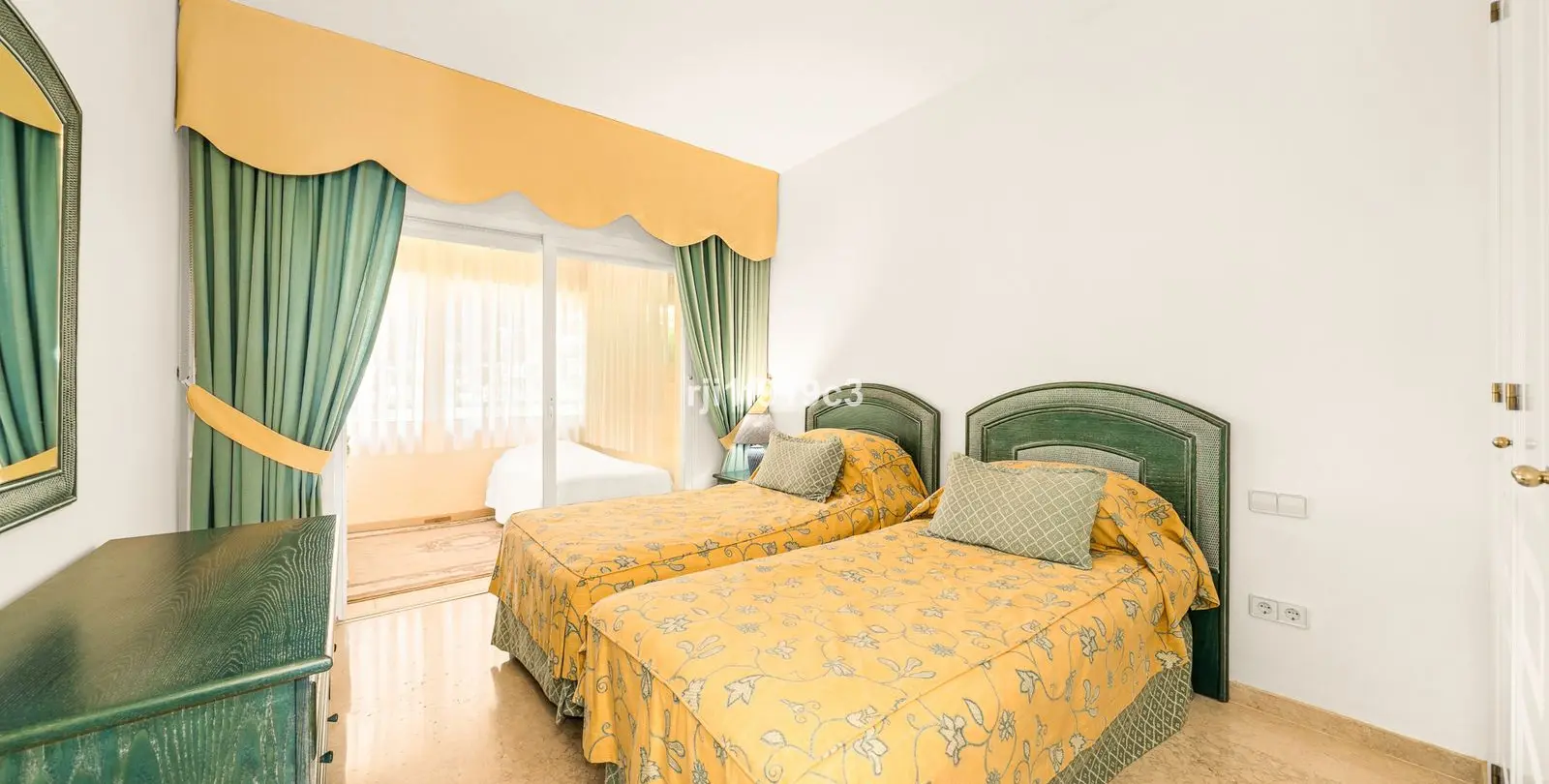 Sale of ground floor apartment in Elviria 6