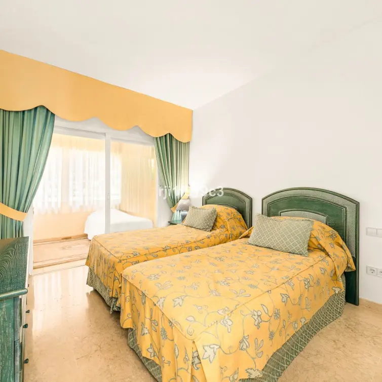 Sale of ground floor apartment in Elviria