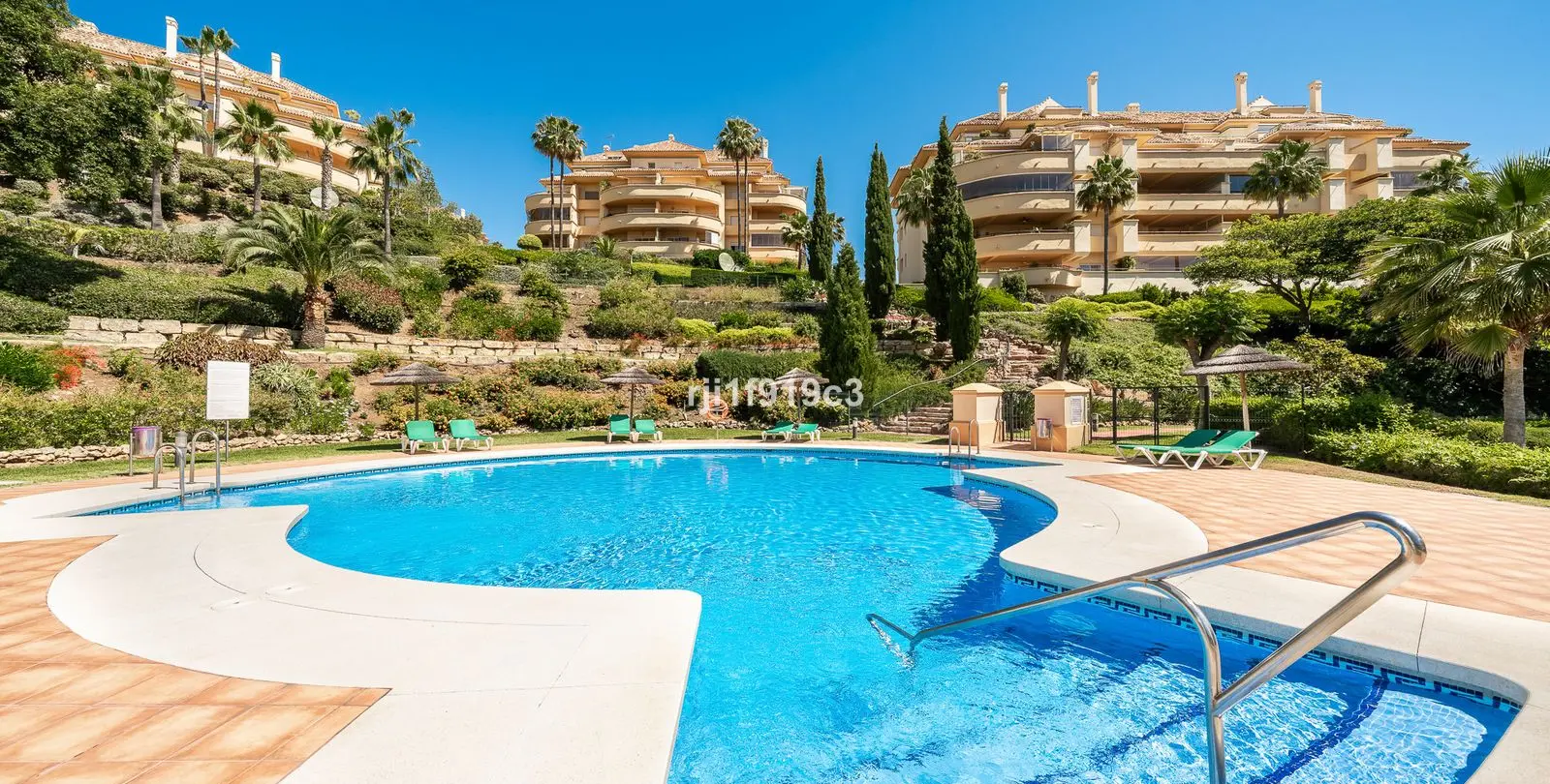 Sale of ground floor apartment in Elviria 10