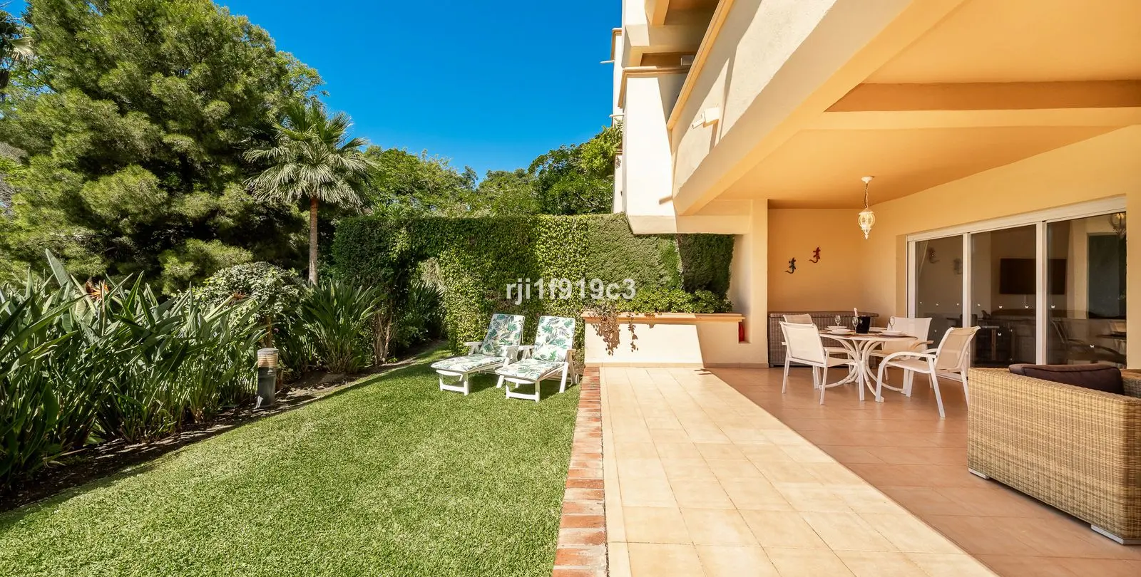 Sale of ground floor apartment in Elviria 19