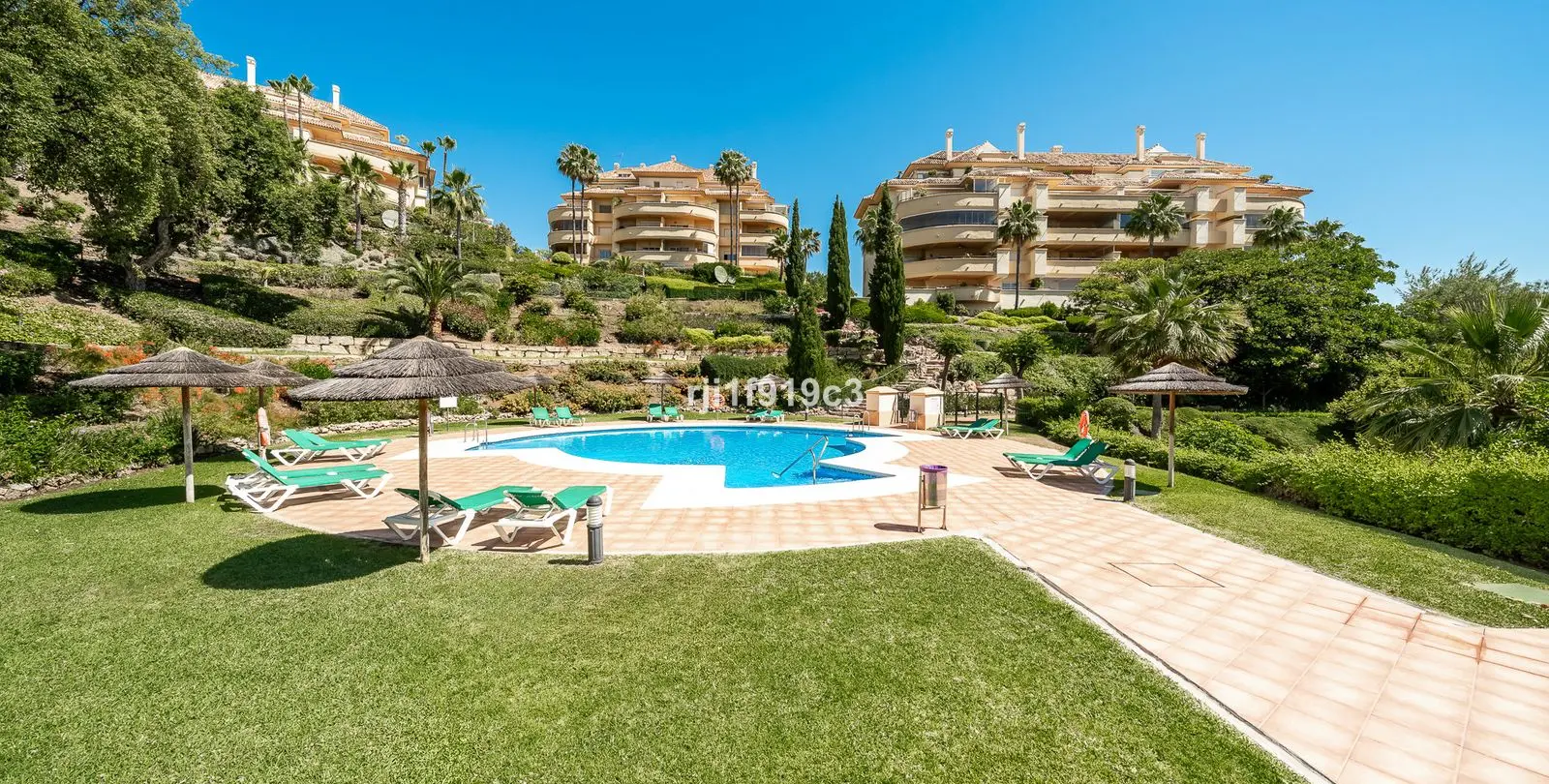 Sale of ground floor apartment in Elviria 20