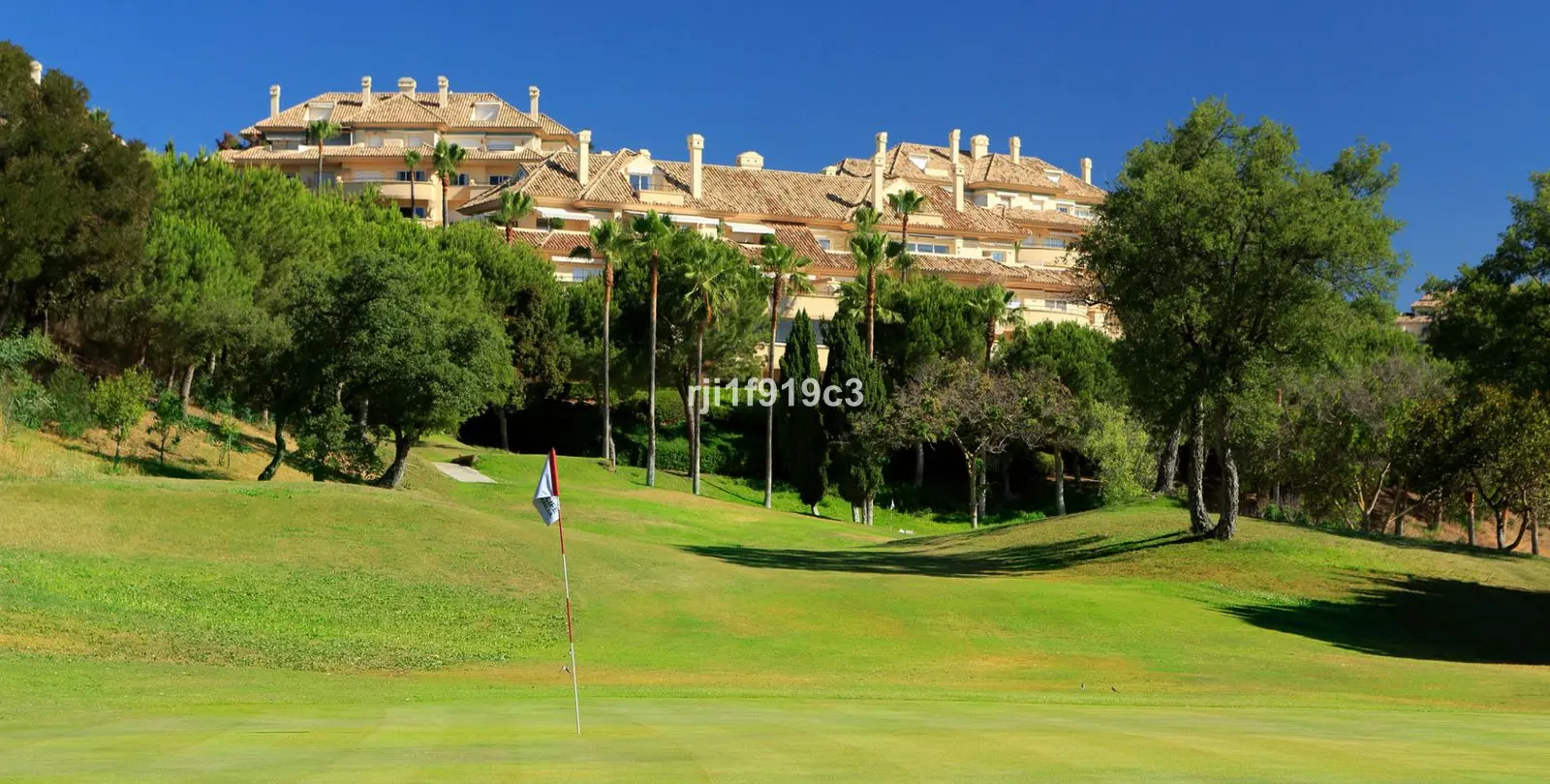 Sale of ground floor apartment in Elviria 28
