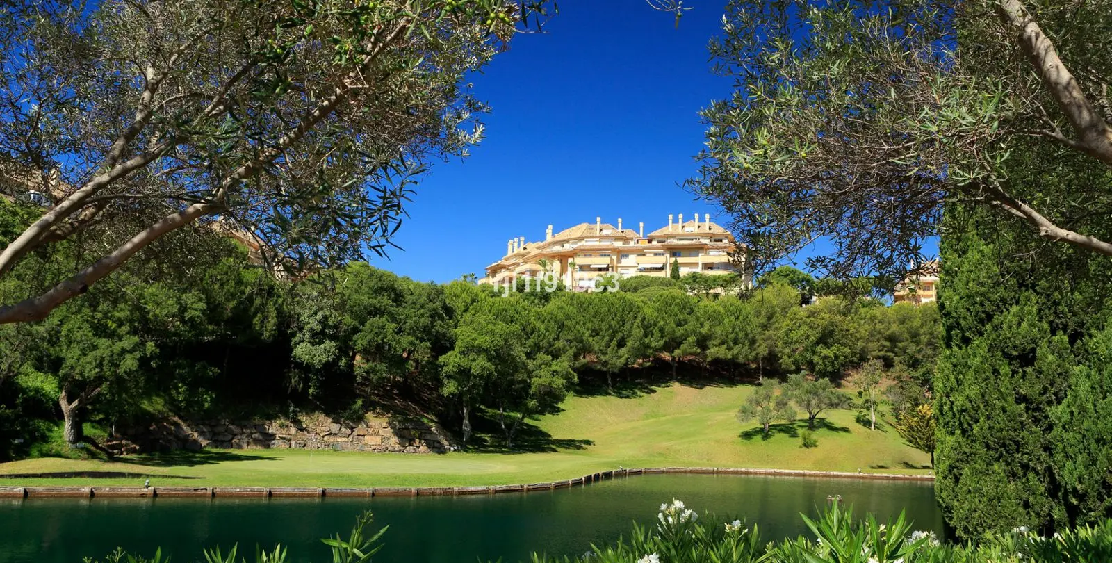 Sale of ground floor apartment in Elviria 30