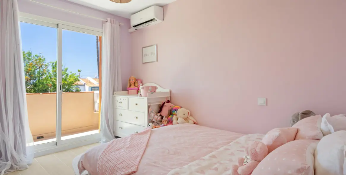 Sale of townhouse in Estepona 18
