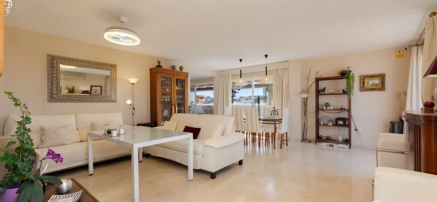 Sale of penthouse in Estepona 2