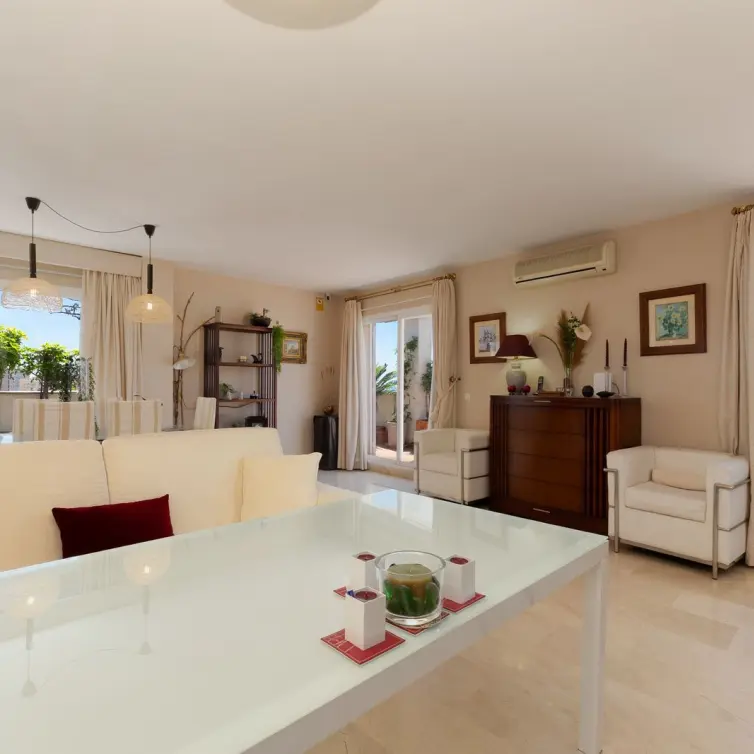 Sale of penthouse in Estepona