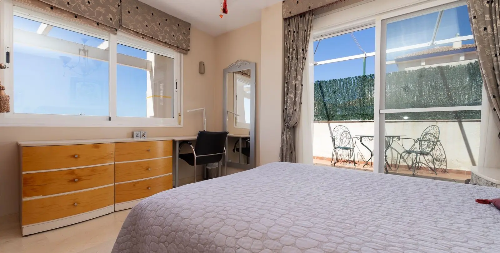 Sale of penthouse in Estepona 44