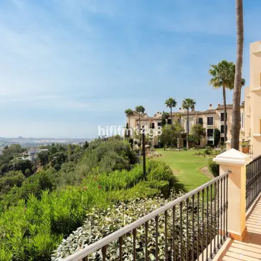 Sale of ground floor apartment in Benahavís