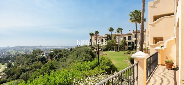 Sale of ground floor apartment in Benahavís 1