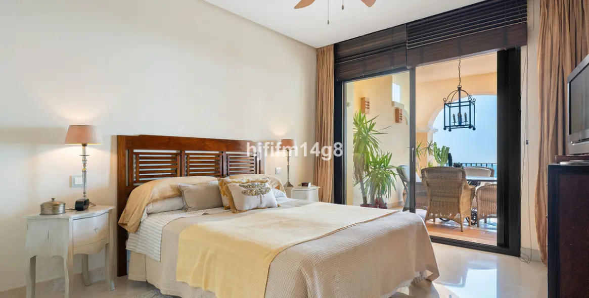 Sale of ground floor apartment in Benahavís 10