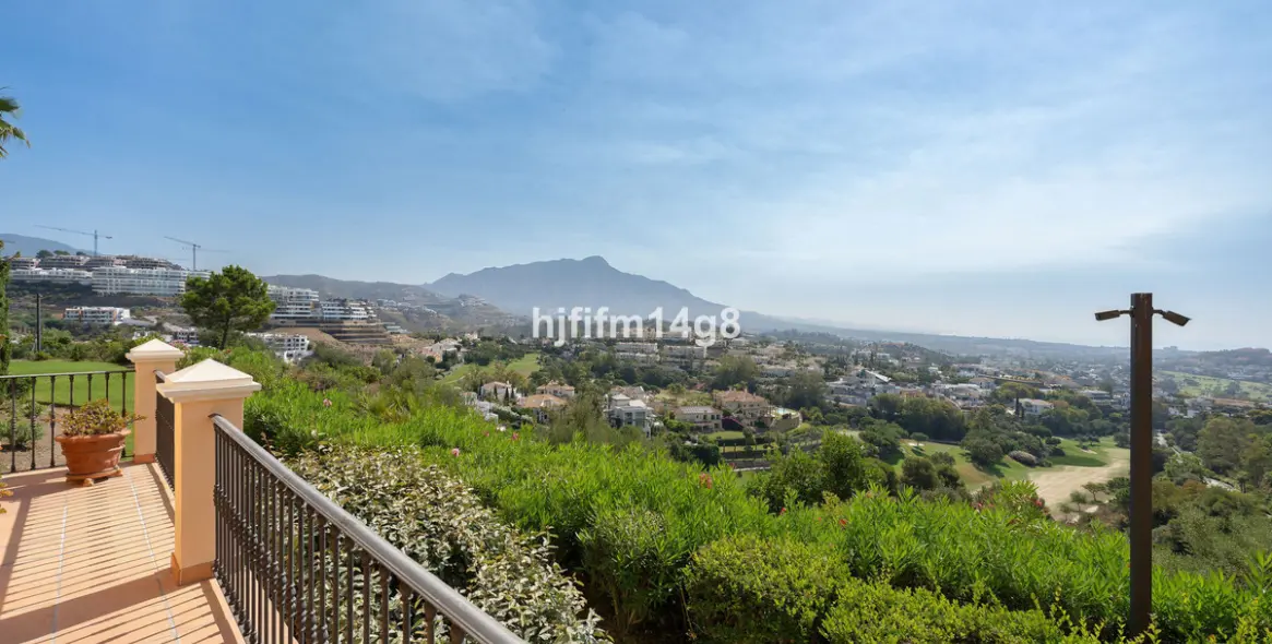 Sale of ground floor apartment in Benahavís 20