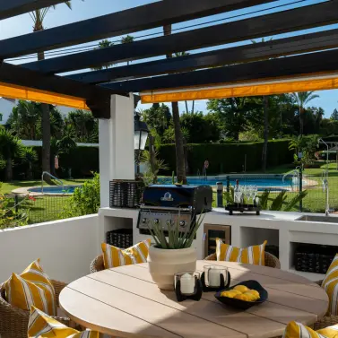 Sale of middle floor apartment in Nueva Andalucía