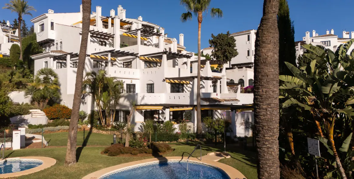 Sale of middle floor apartment in Nueva Andalucía 26