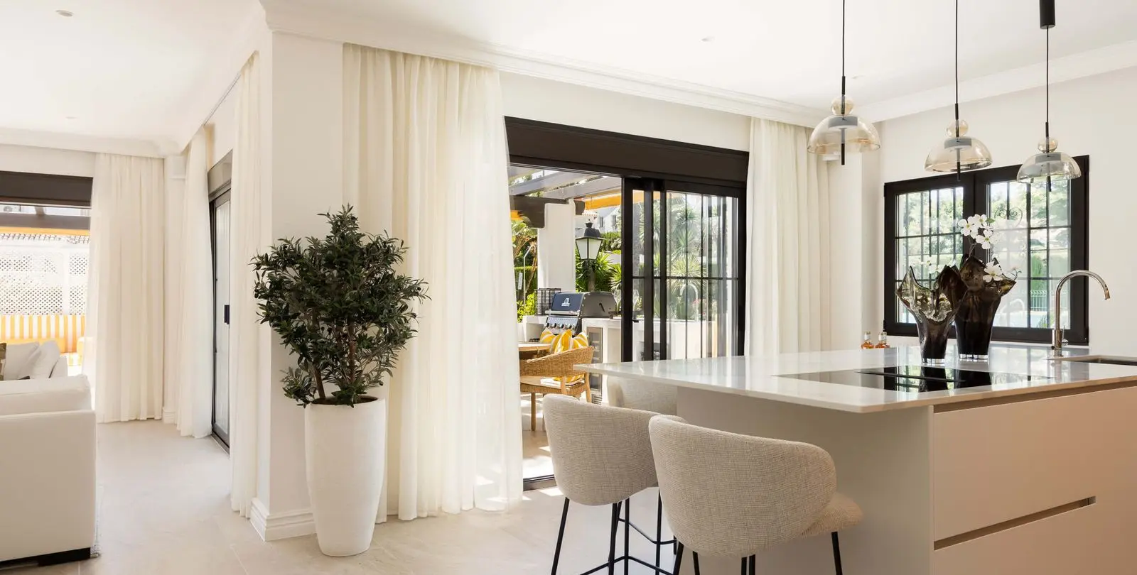 Sale of ground floor apartment in Nueva Andalucía 12