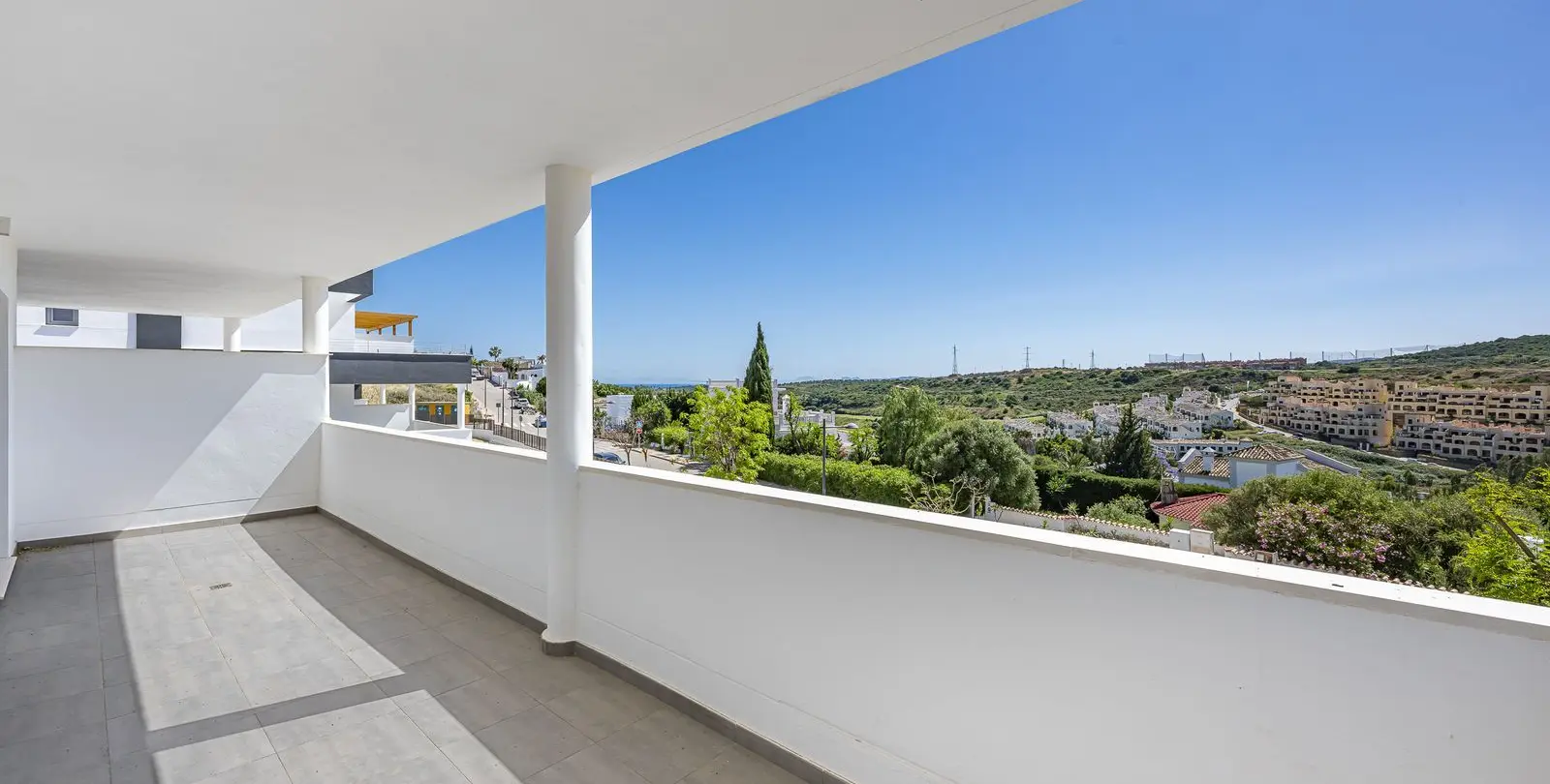 Sale of ground floor apartment in Estepona 1