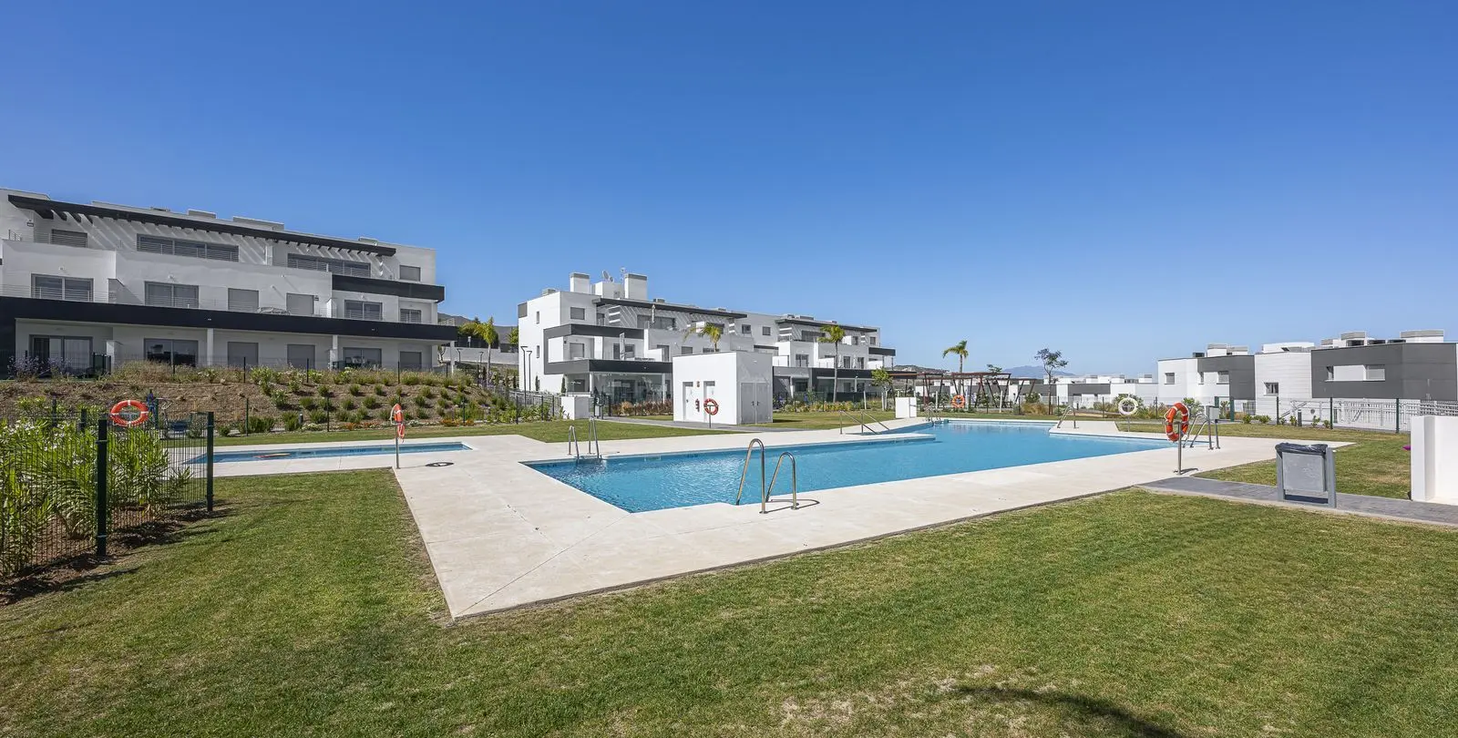 Sale of ground floor apartment in Estepona 18