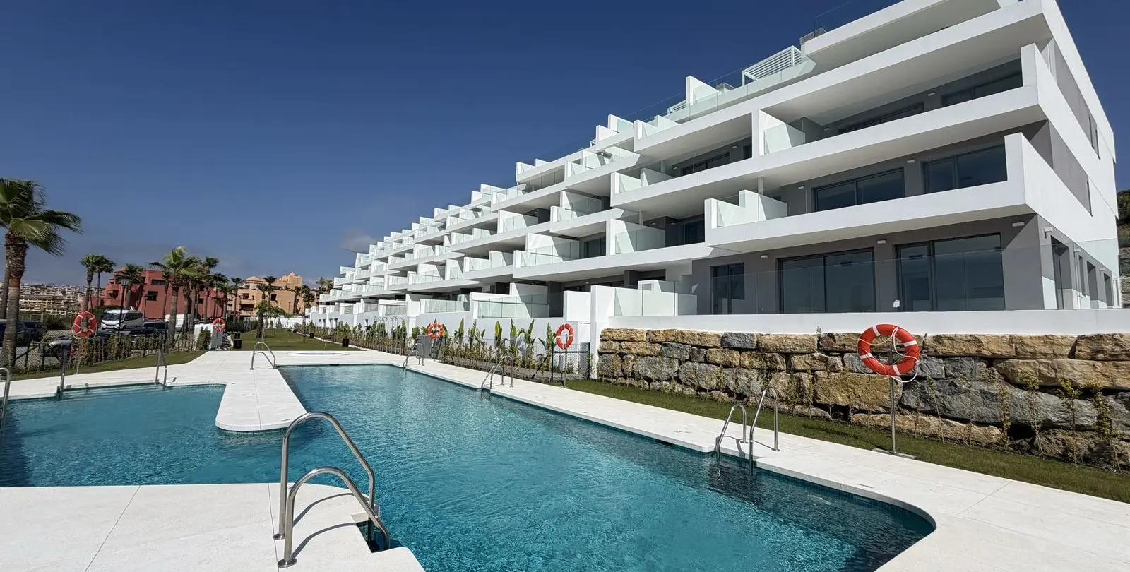 Venta de apartamento en planta media en La Duquesa 1