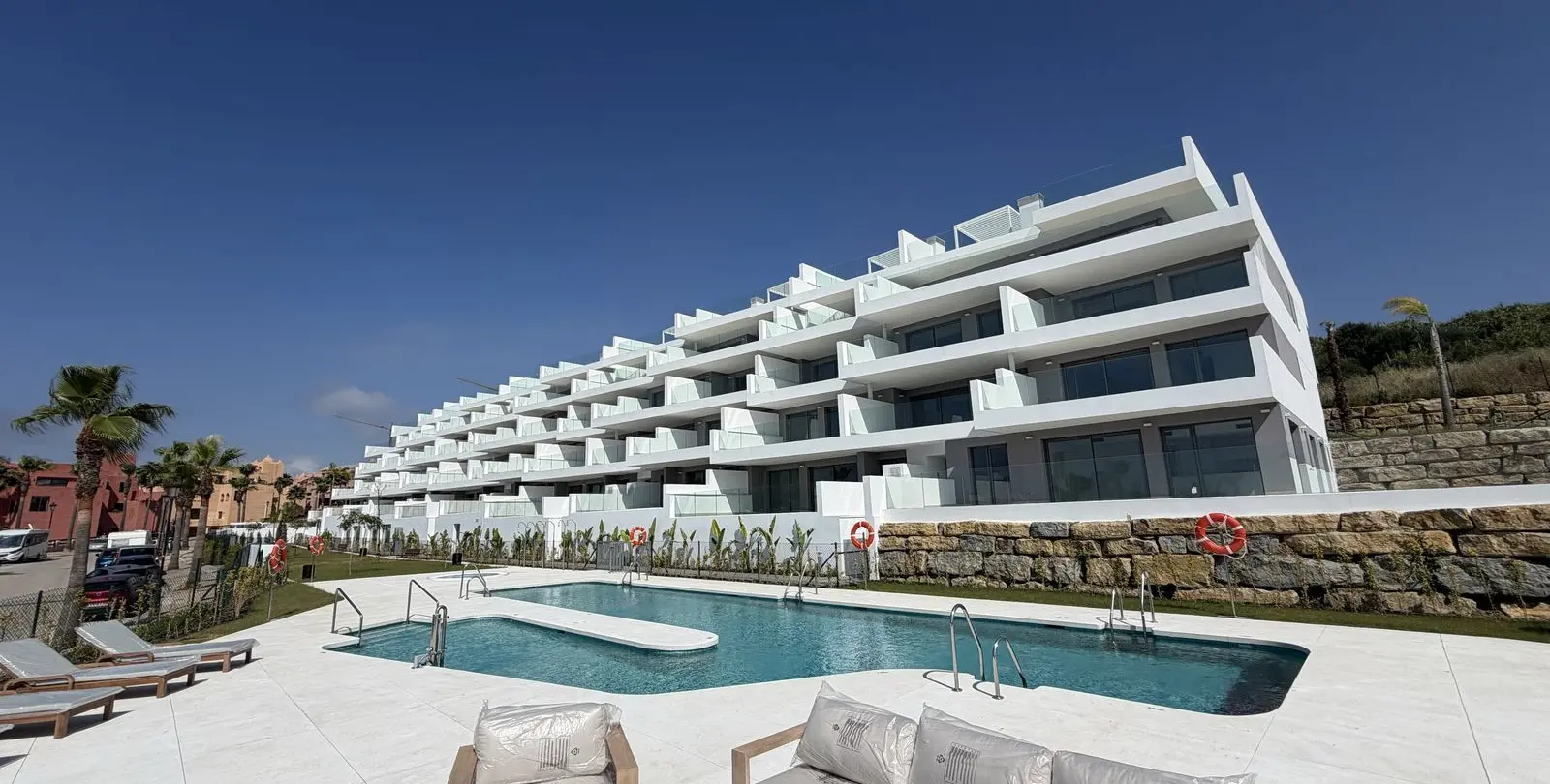 Venta de apartamento en planta media en La Duquesa 2