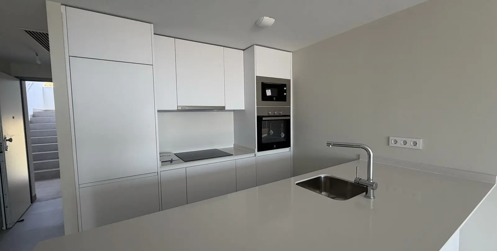 Venta de apartamento en planta media en La Duquesa 3