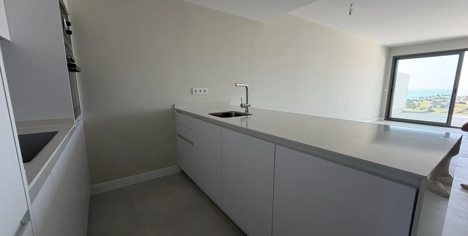 Venta de apartamento en planta media en La Duquesa 4
