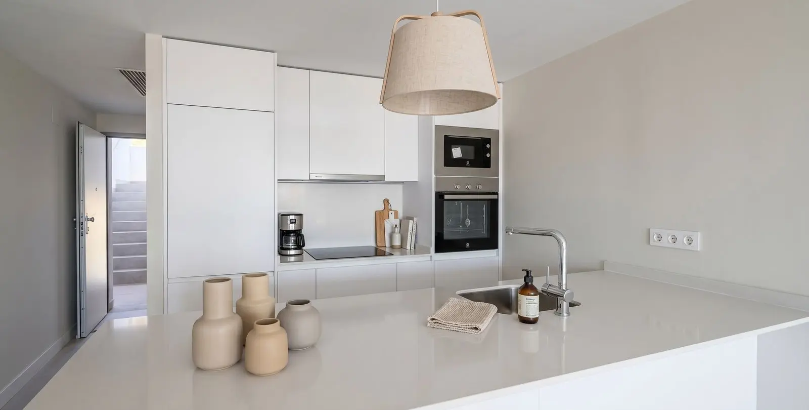Venta de apartamento en planta media en La Duquesa 6