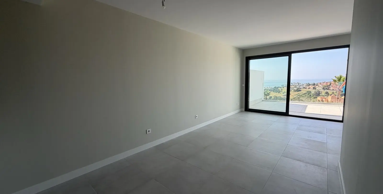 Venta de apartamento en planta media en La Duquesa 7