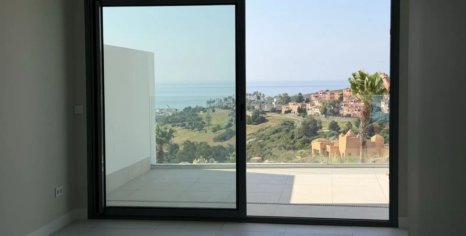 Venta de apartamento en planta media en La Duquesa 9