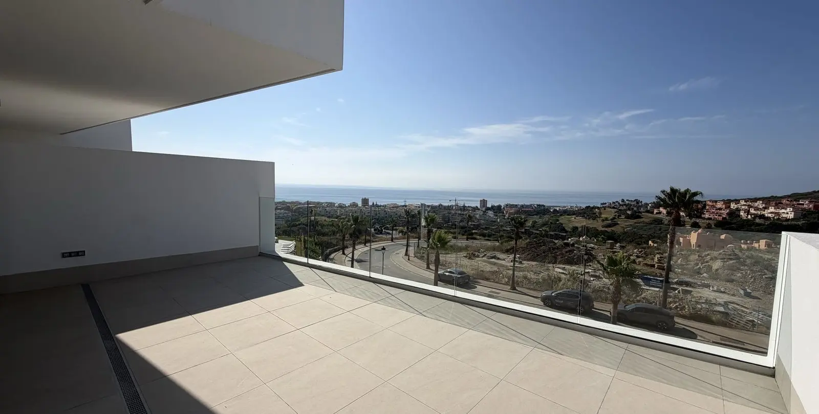 Venta de apartamento en planta media en La Duquesa 11
