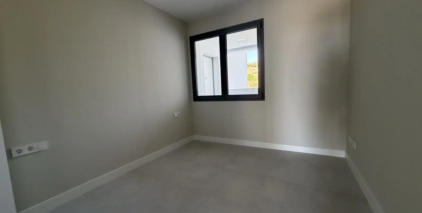 Venta de apartamento en planta media en La Duquesa 12