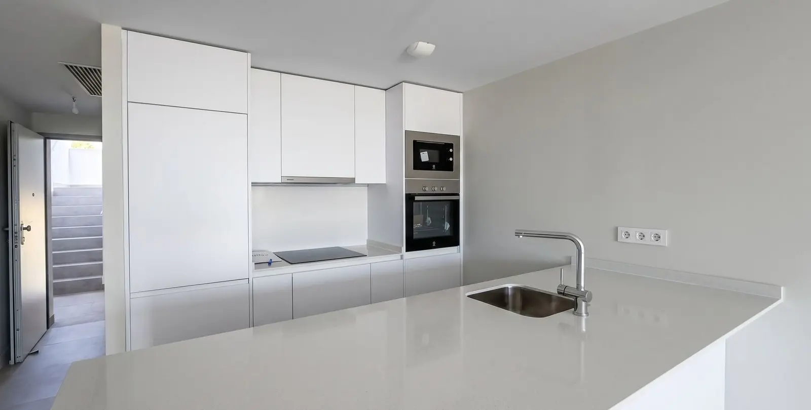 Venta de apartamento en planta media en La Duquesa 13