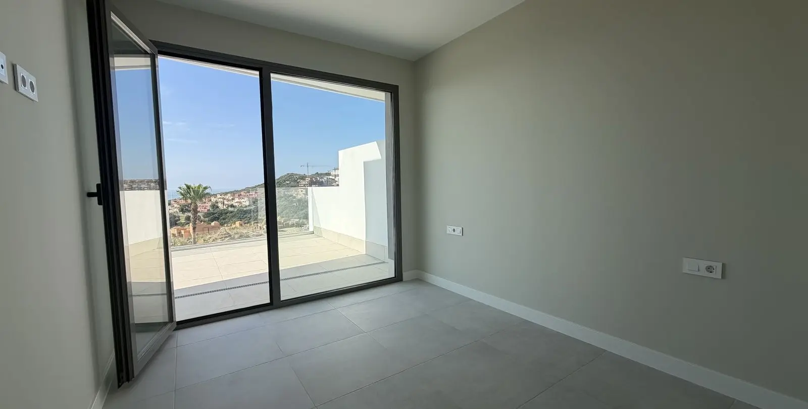 Venta de apartamento en planta media en La Duquesa 14