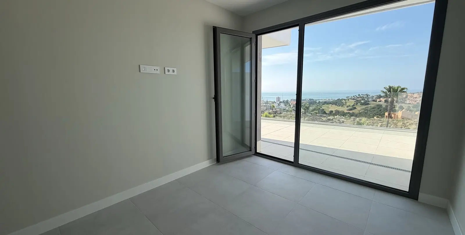 Venta de apartamento en planta media en La Duquesa 15