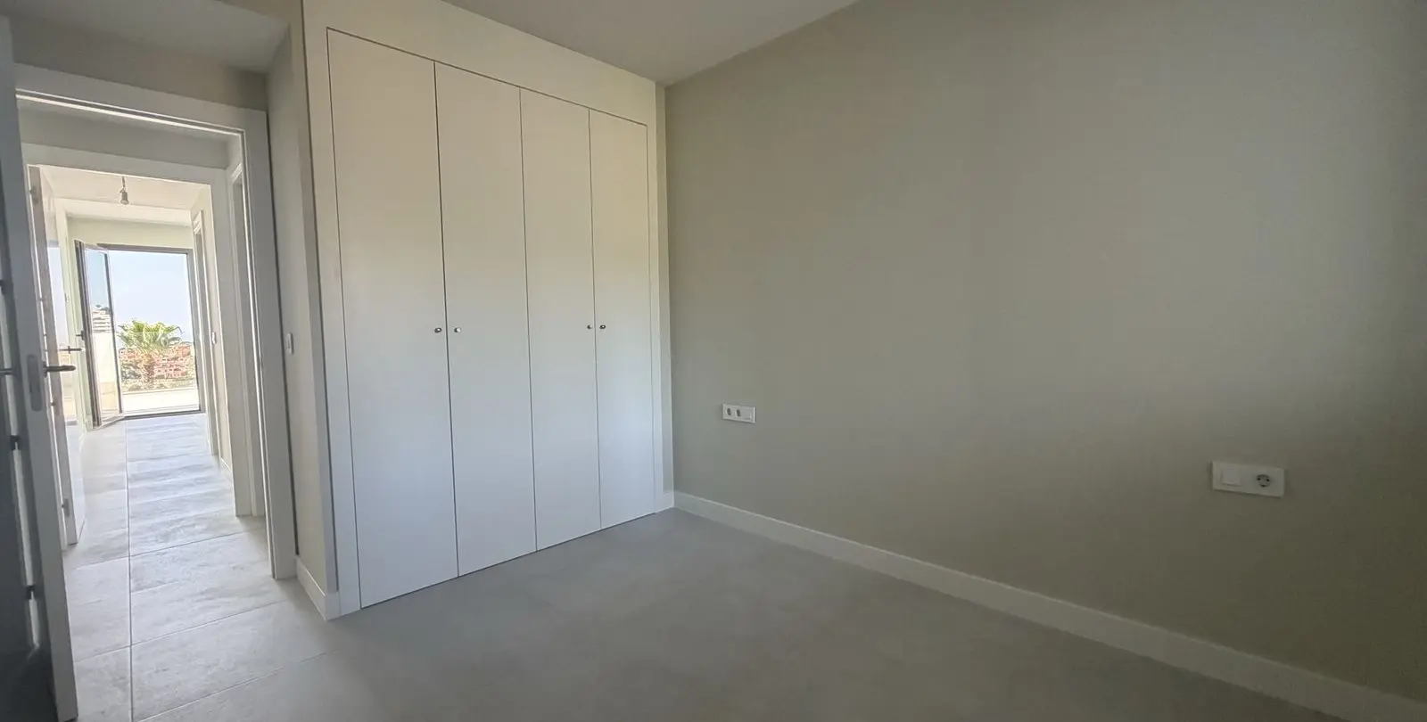 Venta de apartamento en planta media en La Duquesa 17