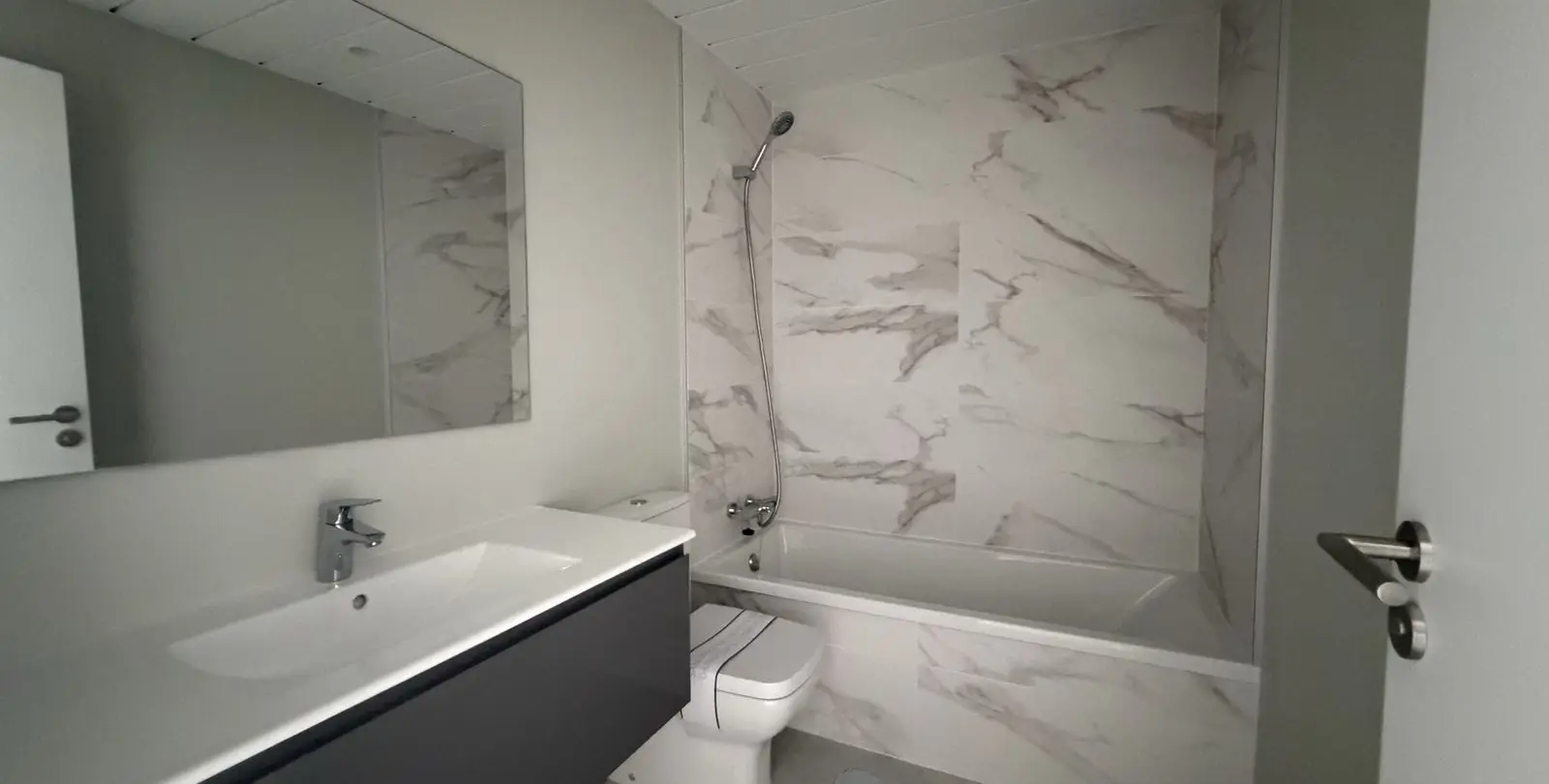 Venta de apartamento en planta media en La Duquesa 19