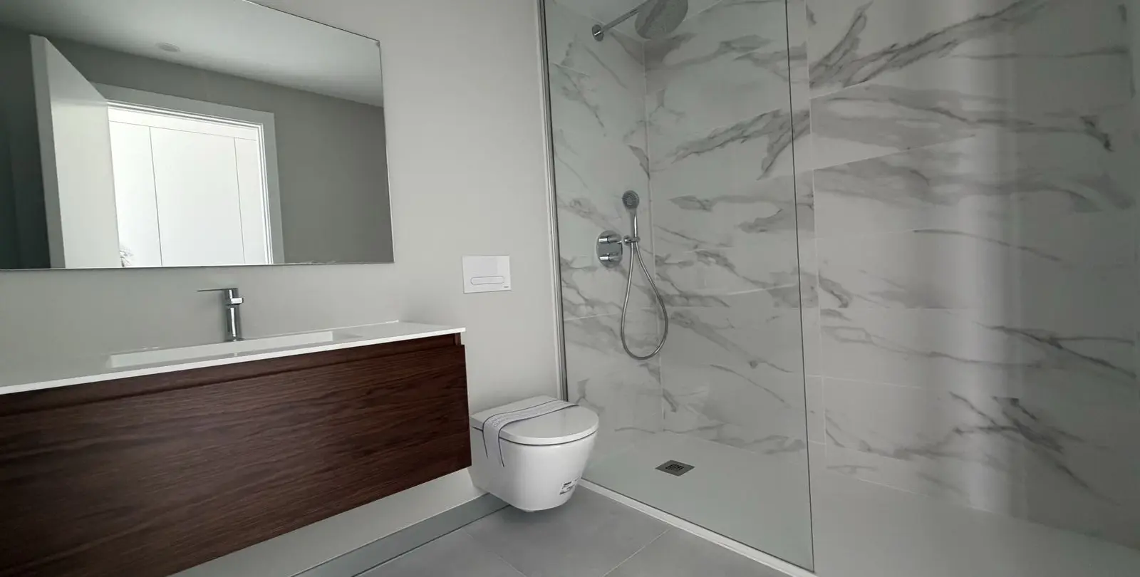 Venta de apartamento en planta media en La Duquesa 20