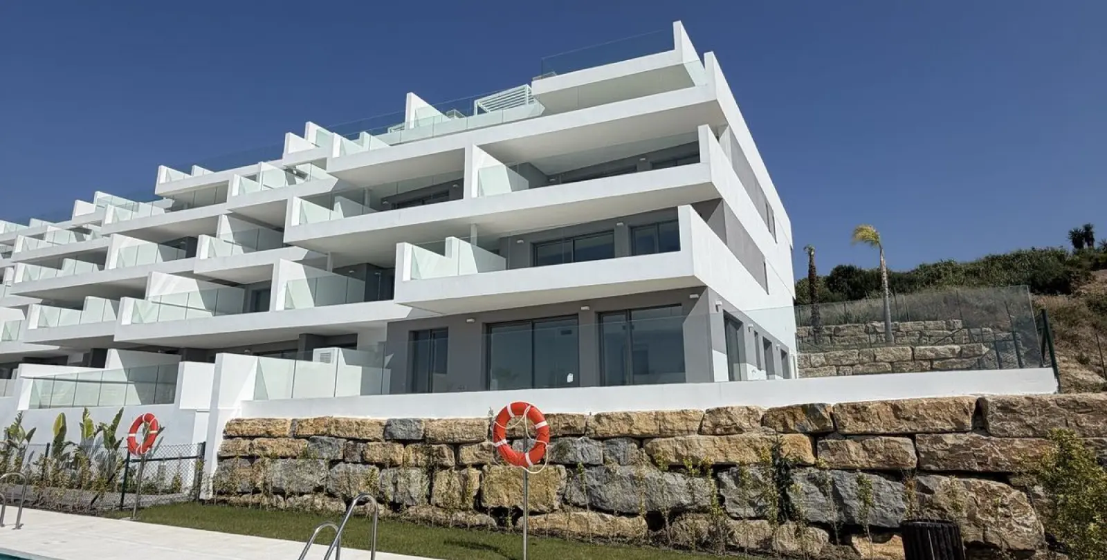 Venta de apartamento en planta media en La Duquesa 21