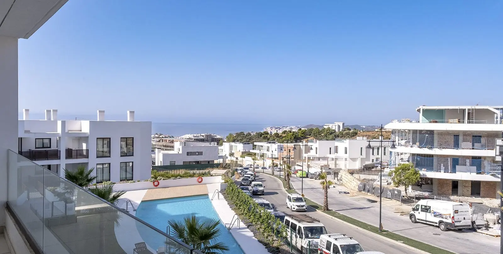 Sale of middle floor apartment in Fuengirola 1