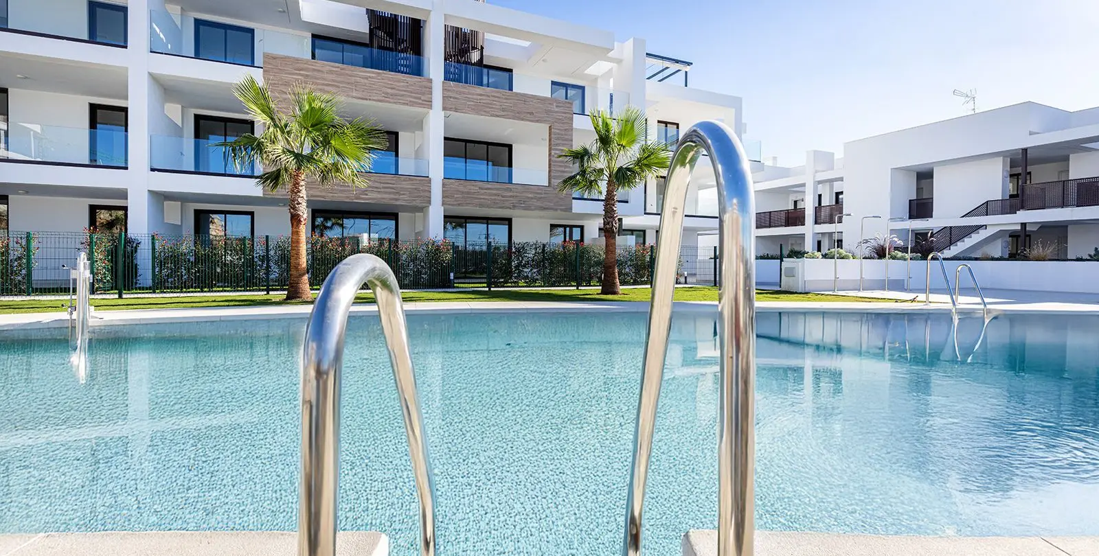 Sale of middle floor apartment in Fuengirola 2