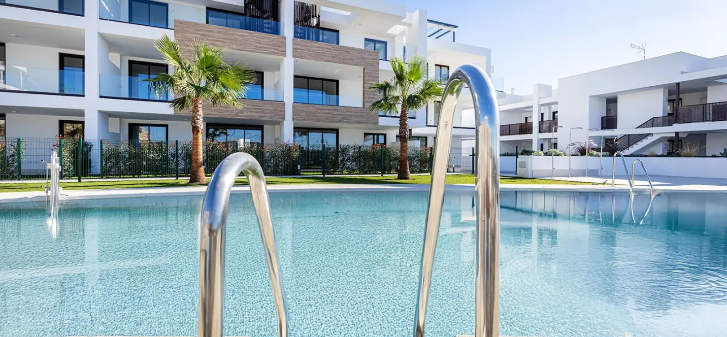 Sale of middle floor apartment in Fuengirola 1