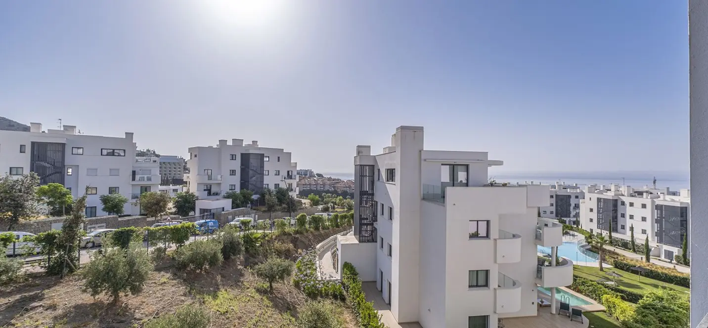Sale of middle floor apartment in Fuengirola 2