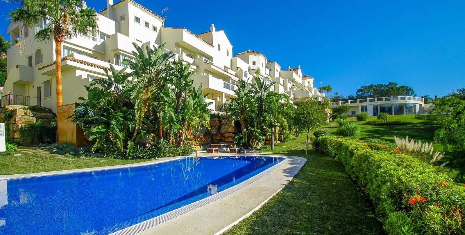 Sale of ground floor apartment in Benahavís 13