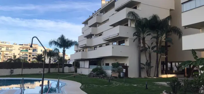Sale of middle floor apartment in Estepona 1