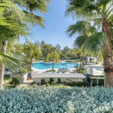 Sale of middle floor apartment in Casares Playa