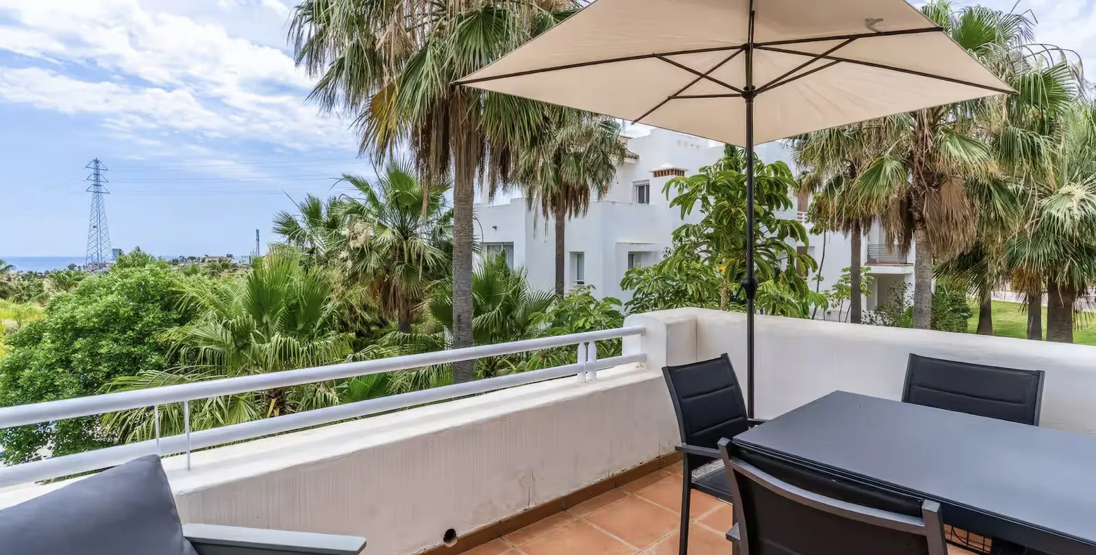 Sale of middle floor apartment in Estepona 3