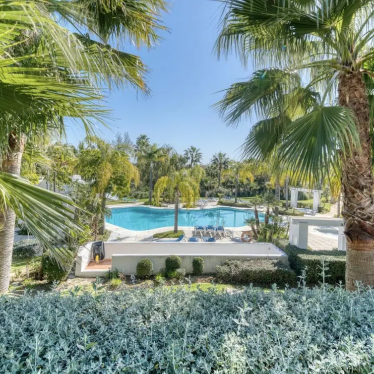 Продажа апартаментов на среднем этаже в Estepona