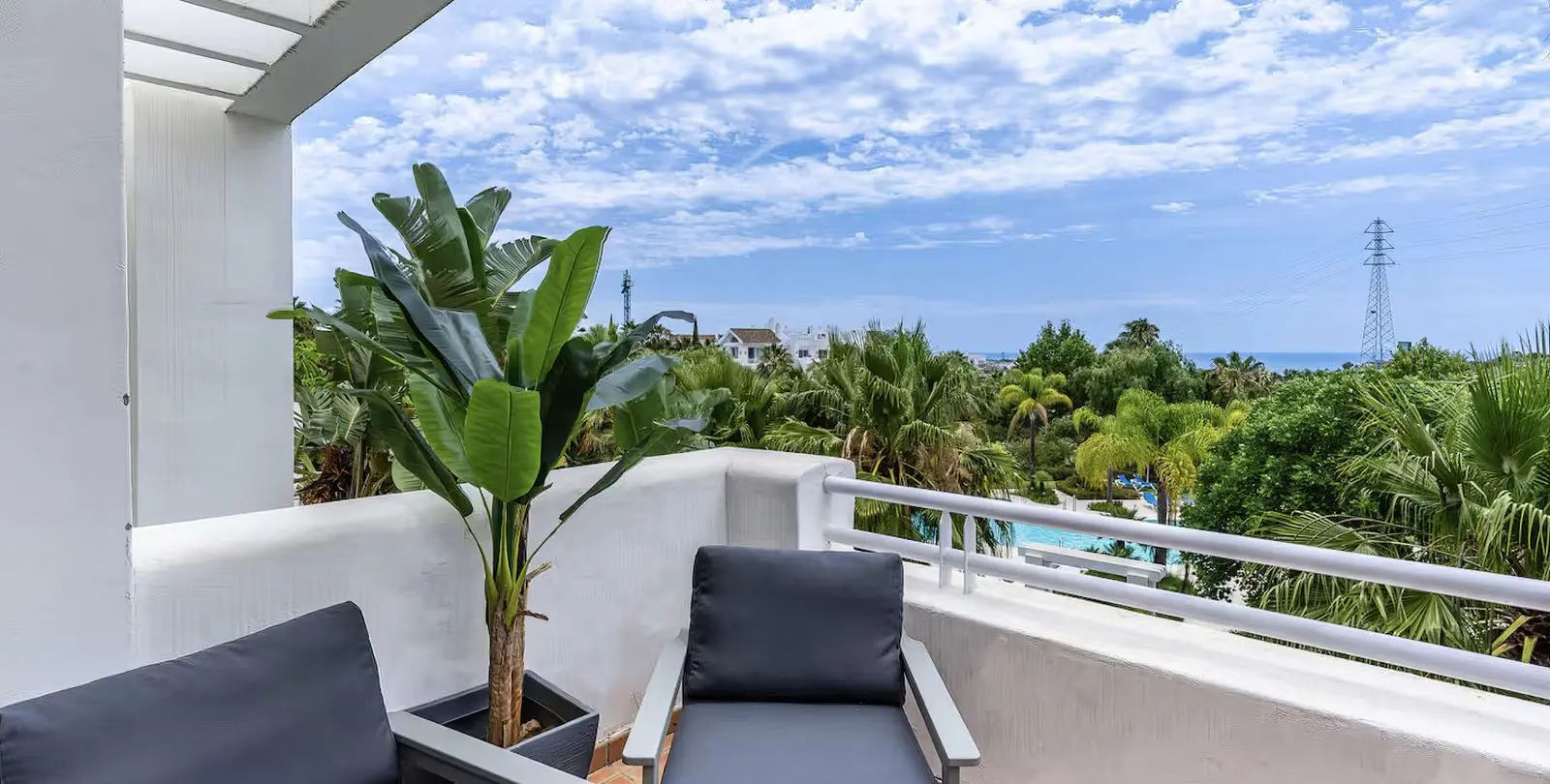 Sale of middle floor apartment in Estepona 11