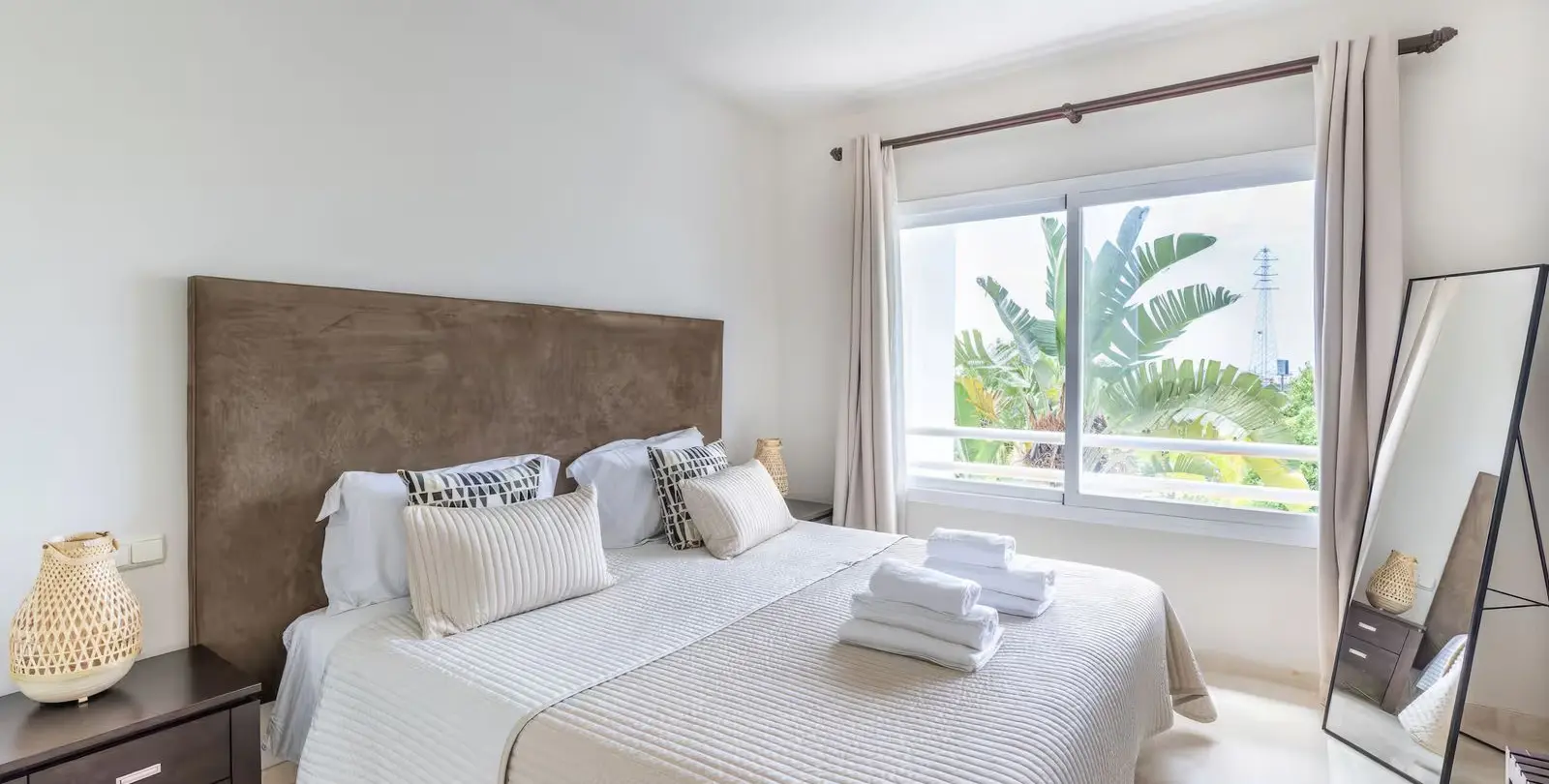 Sale of middle floor apartment in Estepona 12