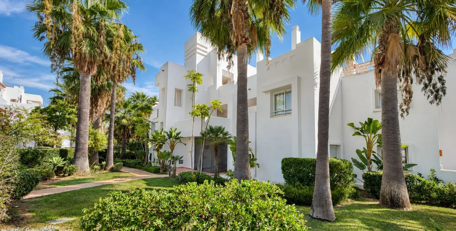 Продажа апартаментов на среднем этаже в Estepona 39