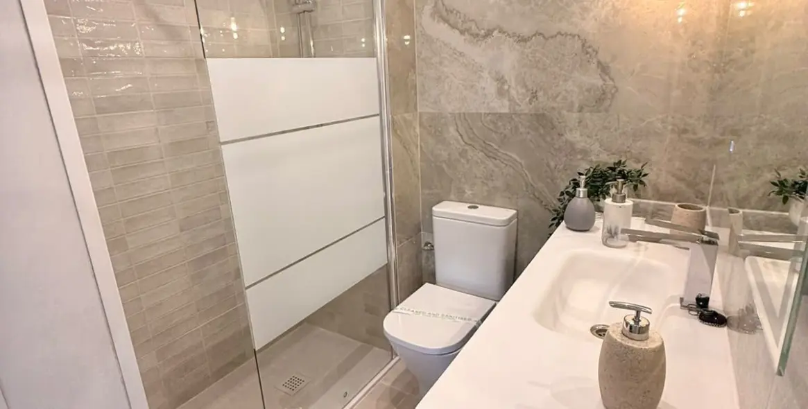 Sale of middle floor apartment in Benalmadena 17